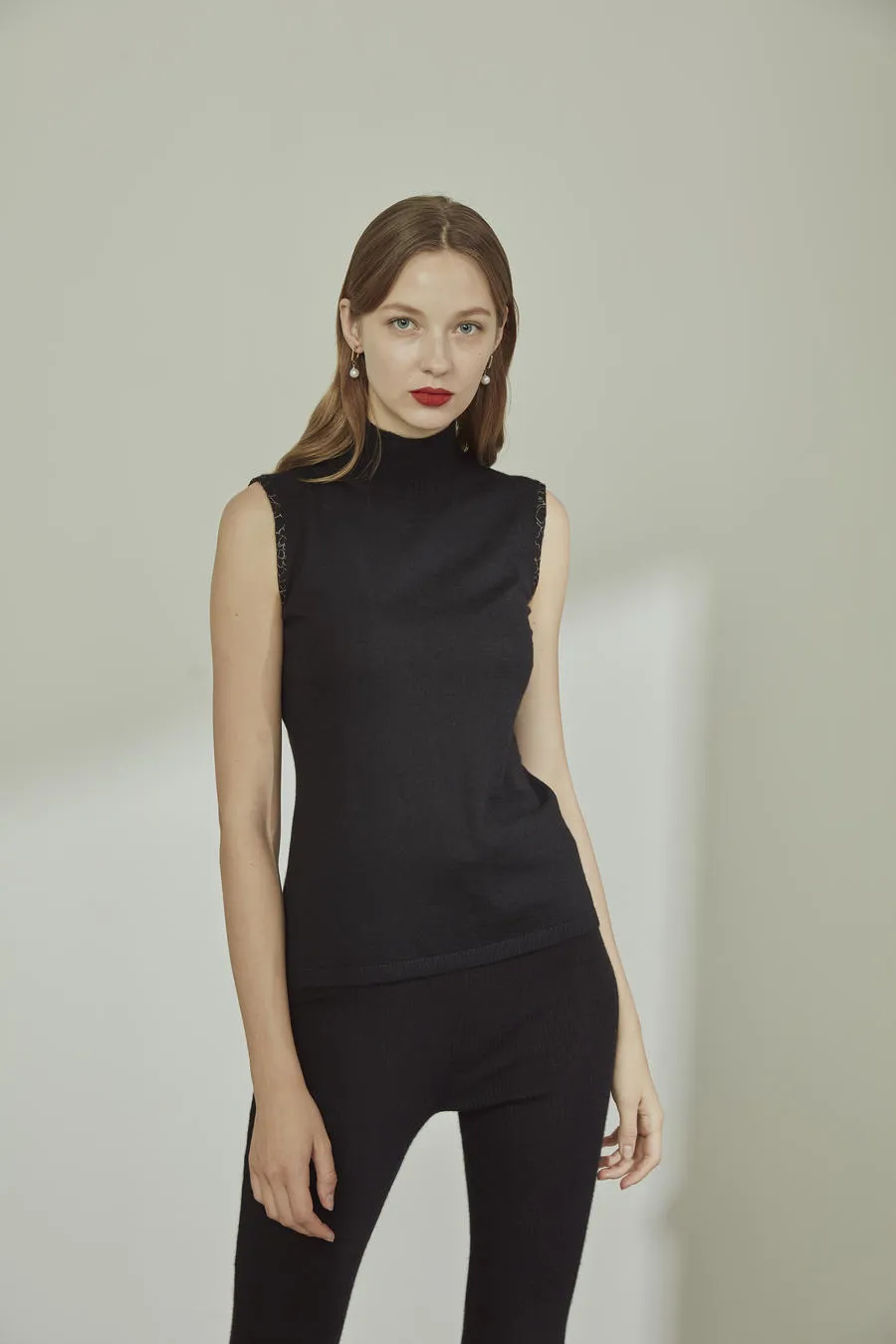Cashmere turtle neck vest