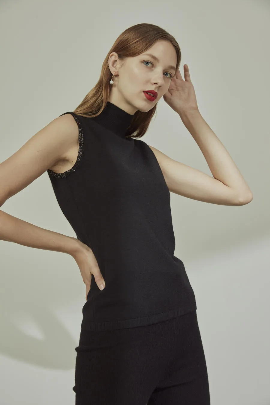 Cashmere turtle neck vest